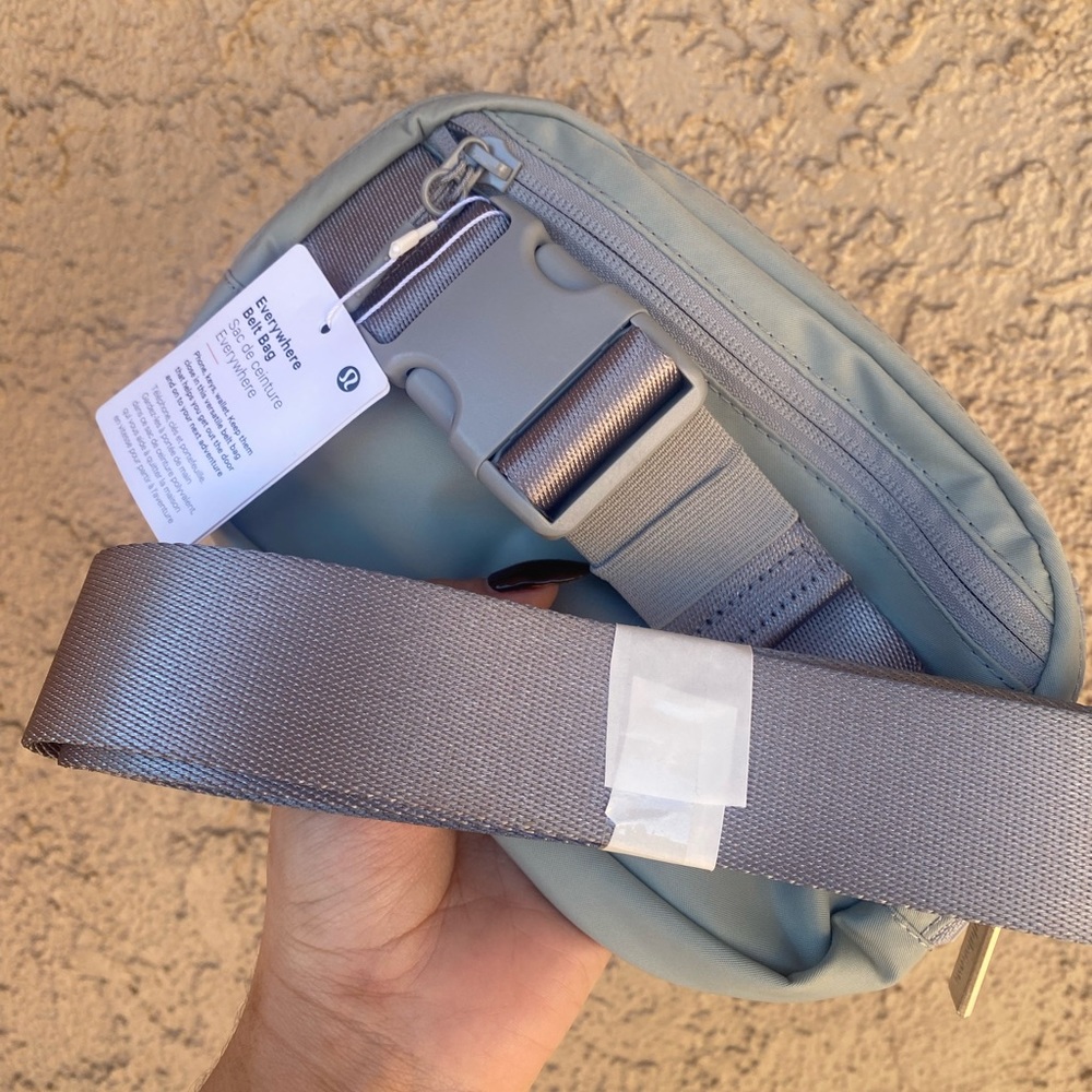 Lululemon Everywhere Belt Bag Silver Drop - Picture 6 of 6